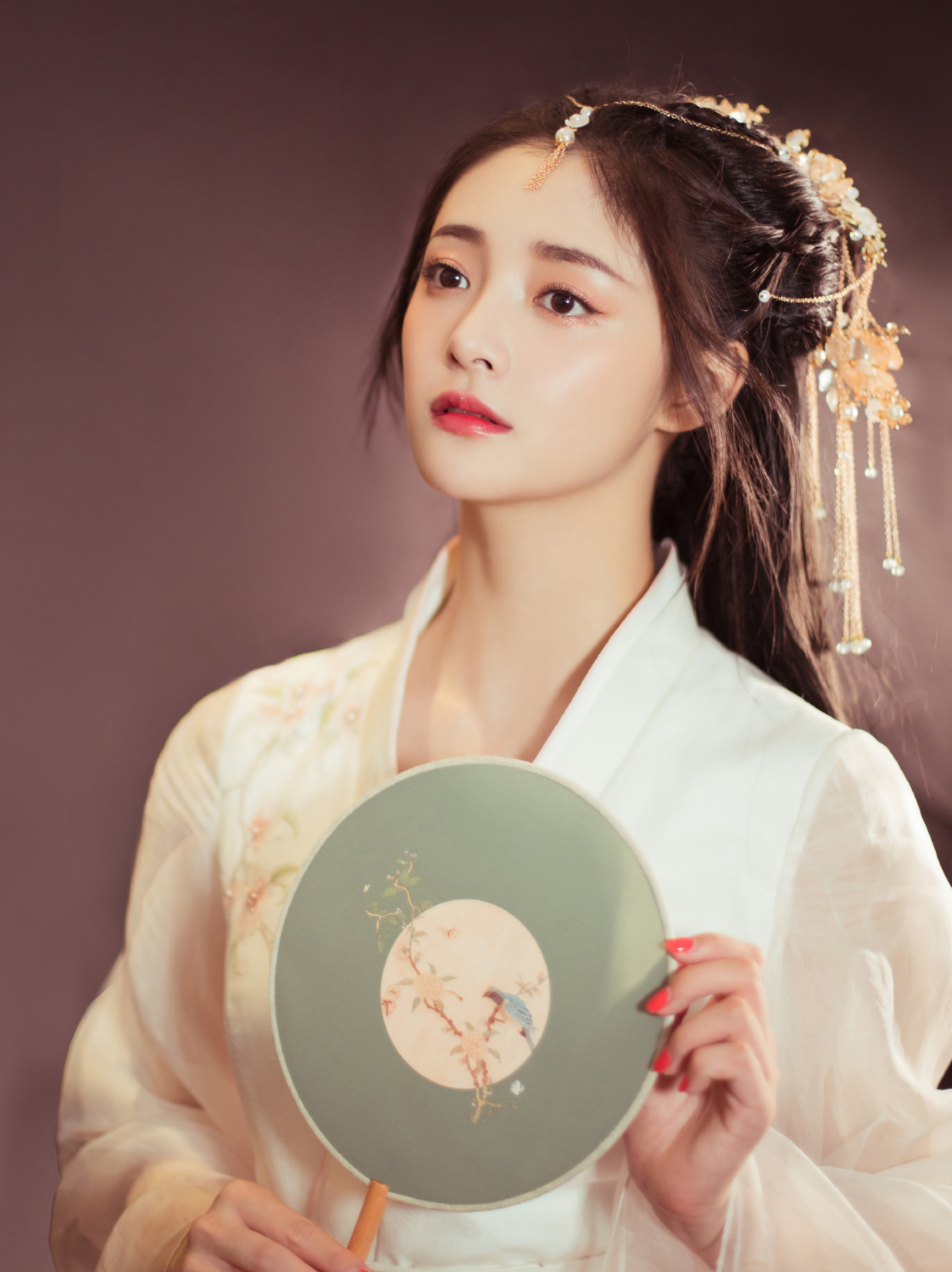 周洁琼不愧是"古典美人",一身古装尽显清冷气质,优雅又高贵