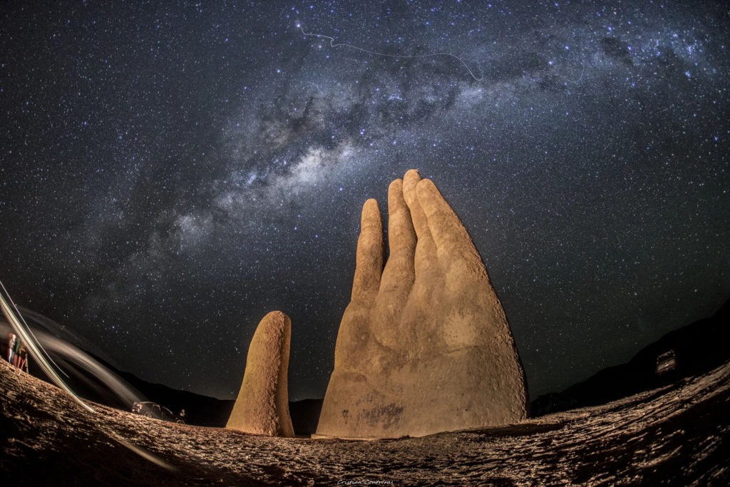 智利的沙漠之手是雕塑么?智利的沙漠中为何会伸出一只巨手?