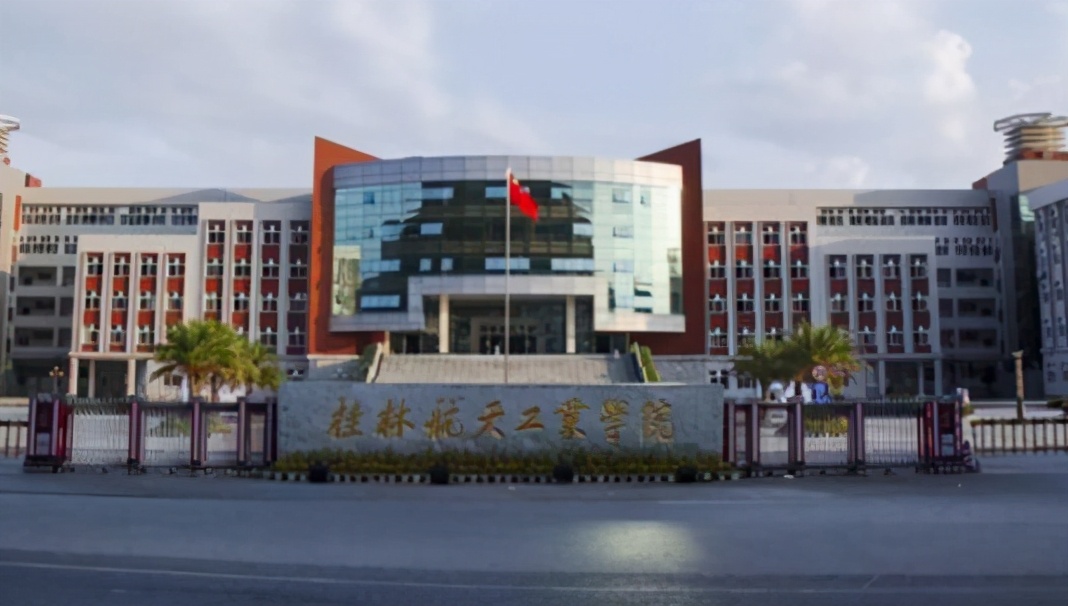 桂林高校男生撞脸易烊千玺，笑起来像吴磊，这不比招生简章有用