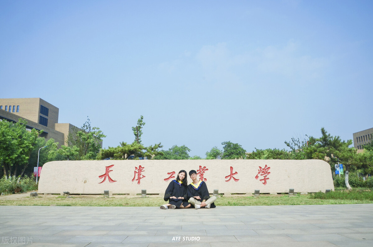 能帮我找几所美术设计实力强，录取难度小，区位优势好的大学吗？