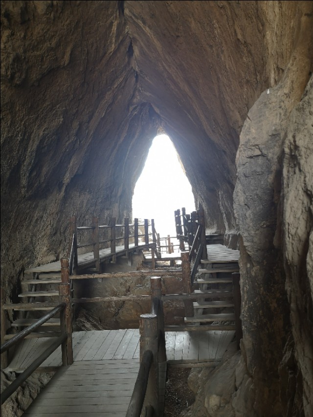 齐门洞长38米,高16米,宽4米,呈东西方向穿山而过,有江北第一洞之称