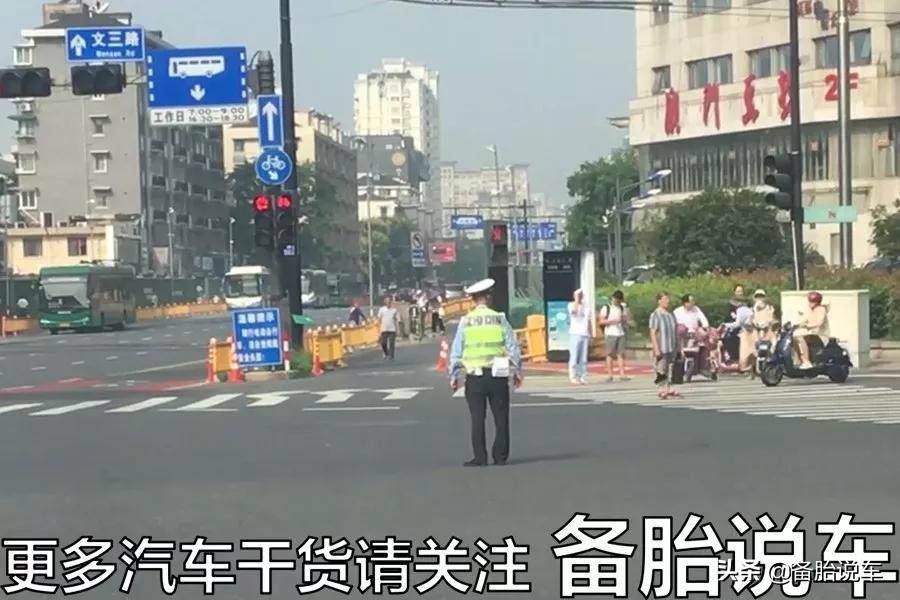 这才是正确红绿灯路口掉头，很多人不注意扣分又罚款，你做对了吗