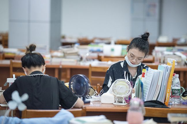 大学辅导员工资曝光，网友看完羡慕，难怪名校博士都抢着当辅导员