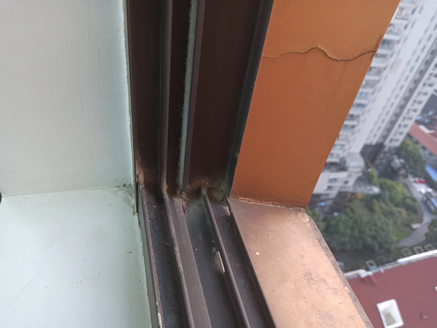 花十多万做的门窗，台风“烟花”让窗户露原形出现漏雨，真是打脸