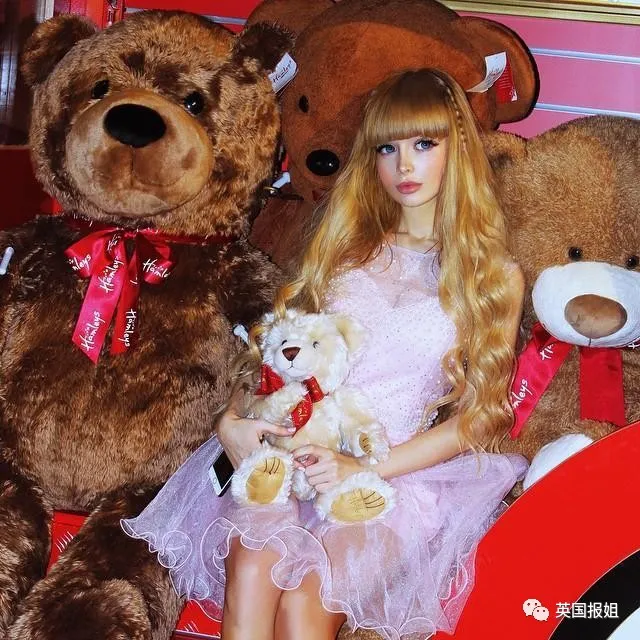 俄国美女从小被“圈养”！父母把她当活娃娃，丰胸细腰拍性感照