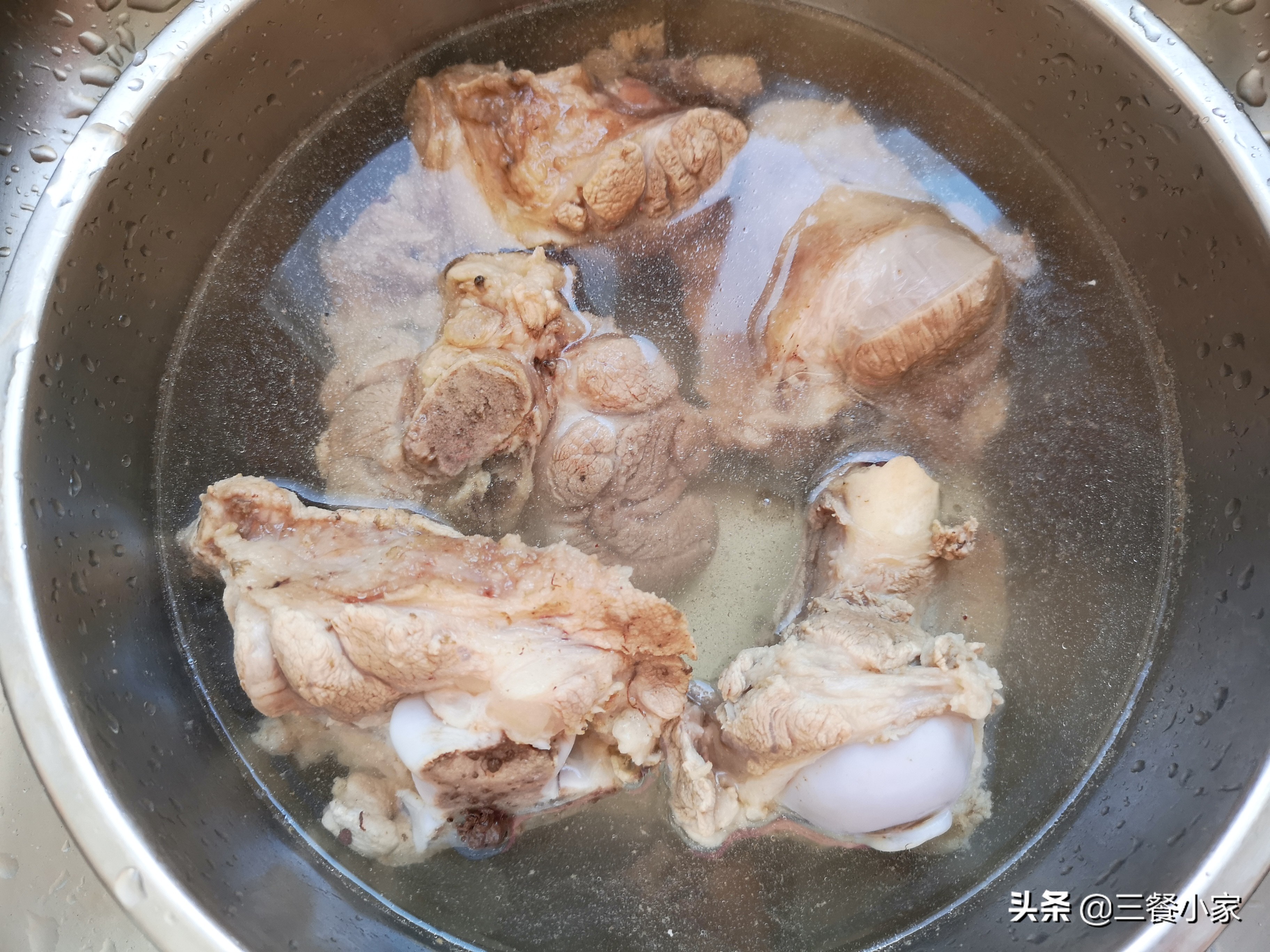 炖骨汤，酒店大厨教你诀窍，牢记三招，汤白肉香，不腥不腻还营养