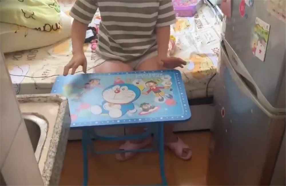 香港母女蝸居6㎡劏房，厕所难坐下洗衣机放床边，网友：太逼仄