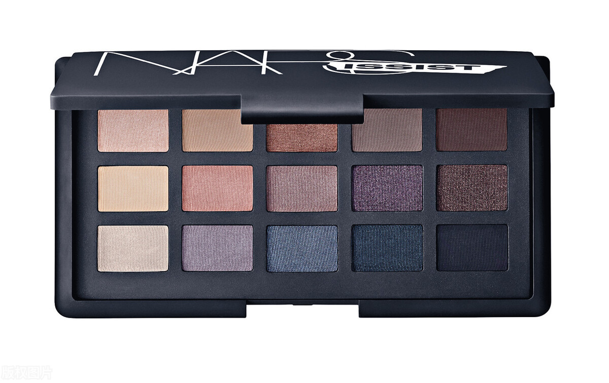 妆容风向标：初秋暗黑风烟熏妆，微熏女孩才能又甜又飒