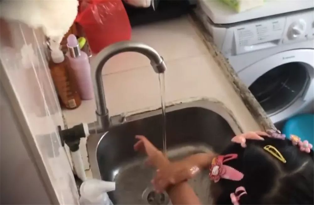 香港母女蝸居6㎡劏房，厕所难坐下洗衣机放床边，网友：太逼仄