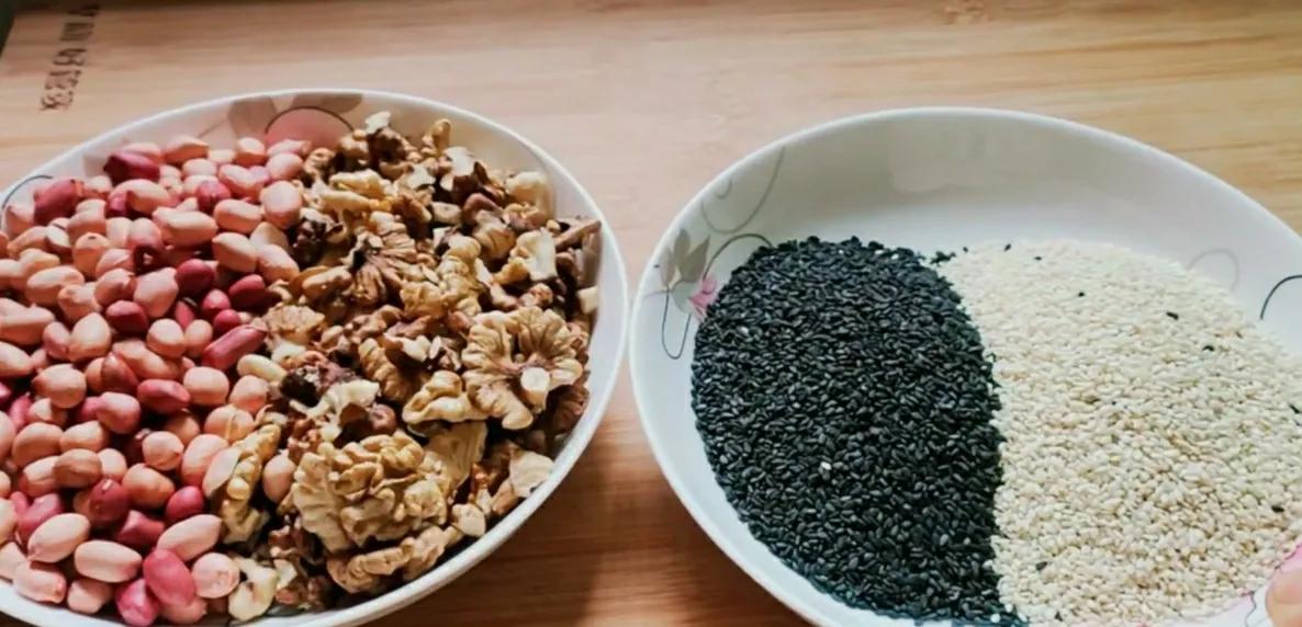 做汤圆，和面是关键，从馅料到包详细做法教给你，不露馅也不破皮