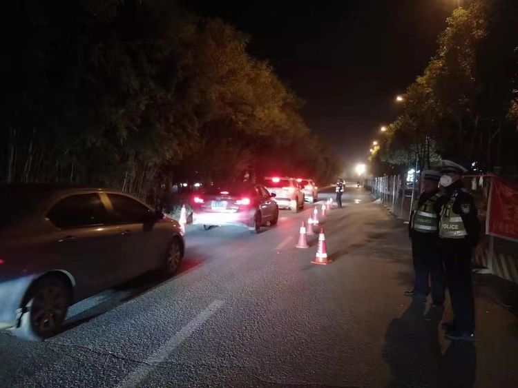 汉中交警一大队掀起秋冬季夜查整治高潮 守稳道路交通“安全线”