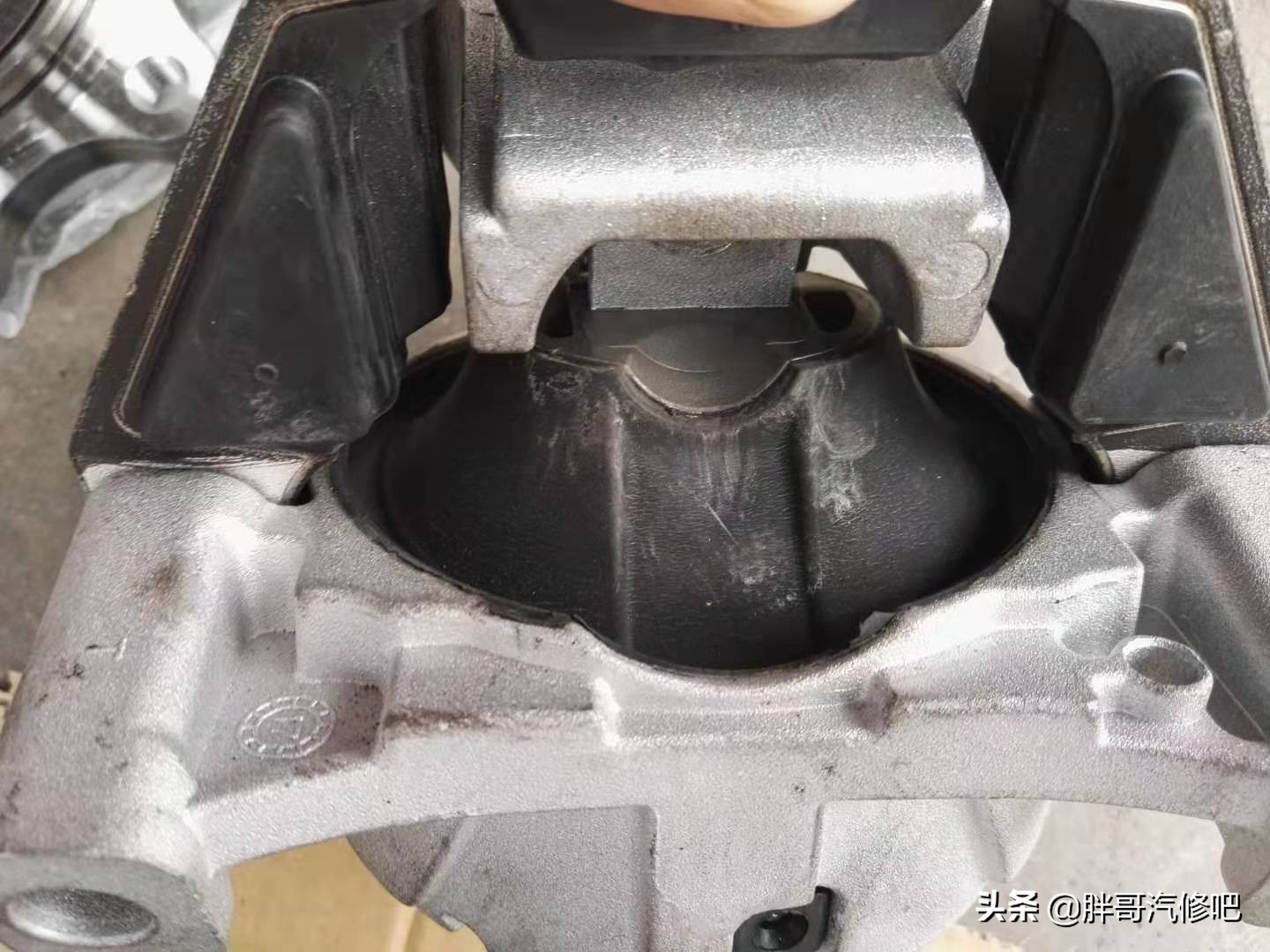 奥迪A6L底盘车身共振 高速噪音大，更换发动机脚胶完美解决