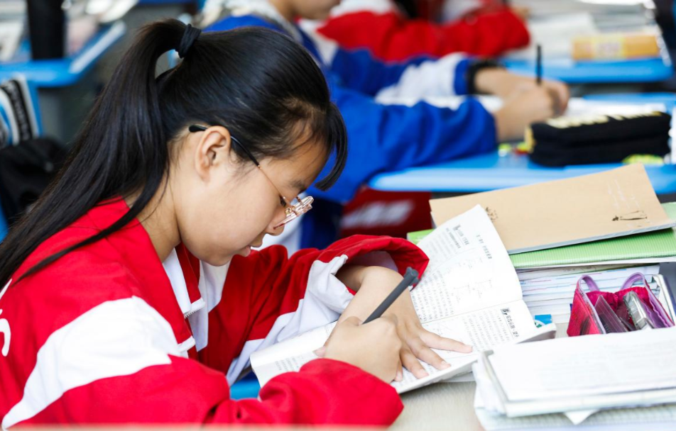 从小学到高三，有一年被称为“分水岭”，学生需谨慎对待