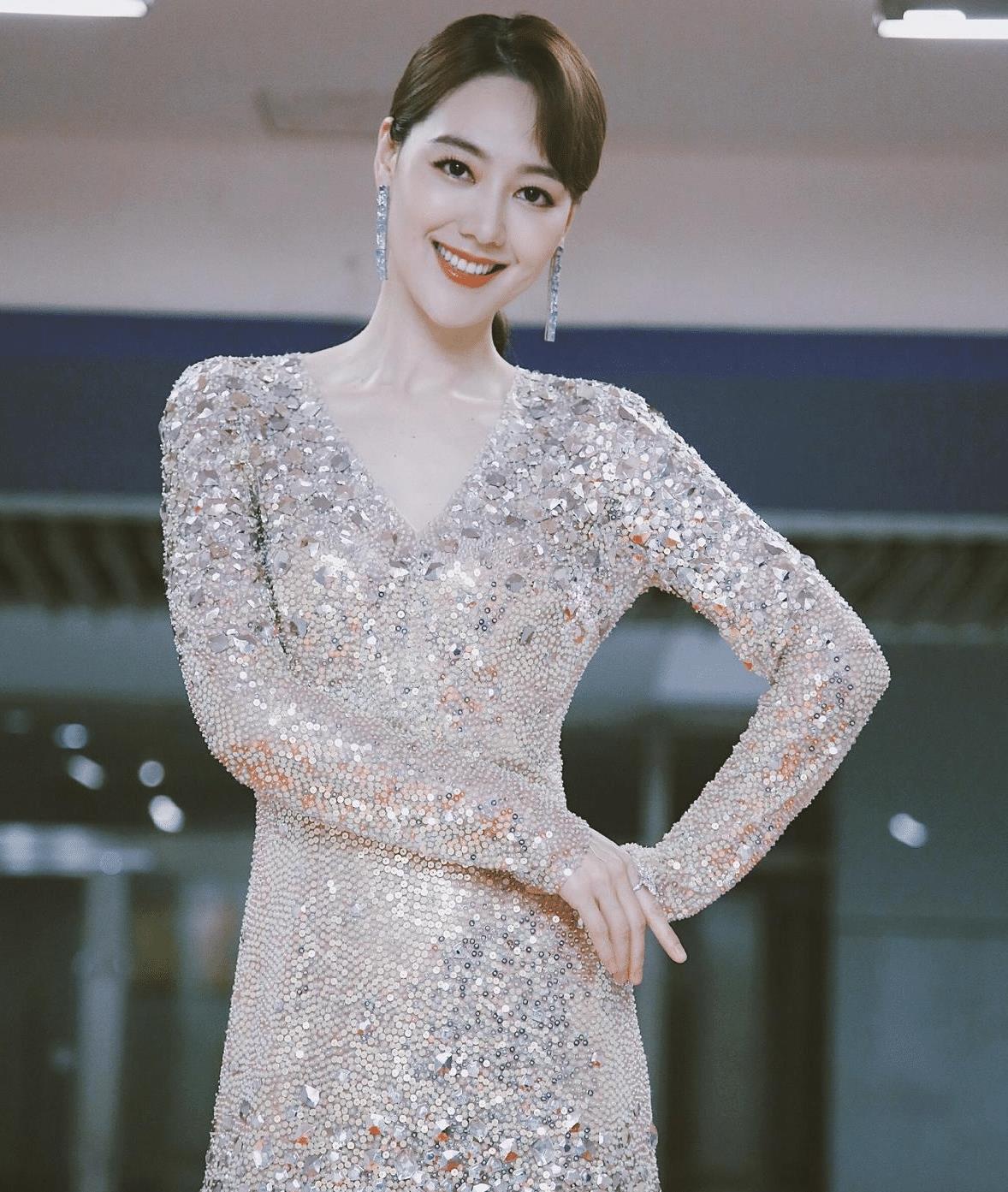 央视女主播逃不过的魔咒：大龄不婚？这10位女主持最大56最小已38