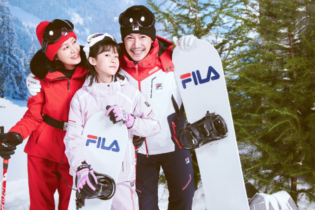 ​陆毅携妻女拍冬日大片，与鲍蕾牵手相依，结婚15年依旧喊她宝宝