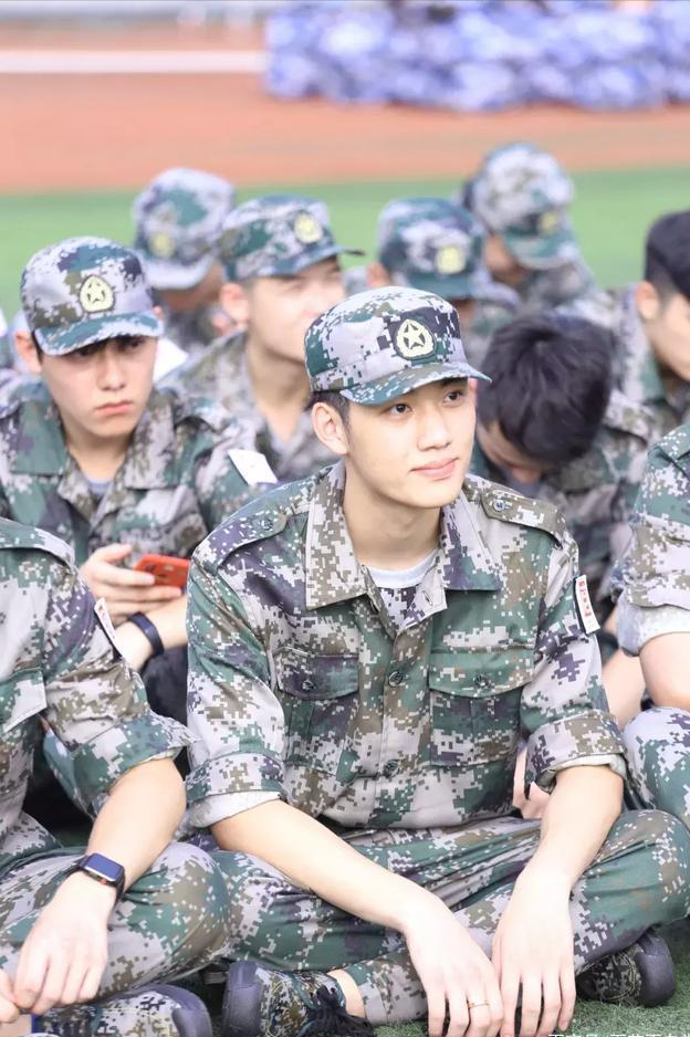 原本为了磨炼学生意志的军训，如今却“变了味”，军训意义何在？