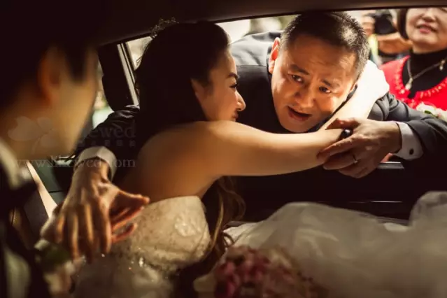“爸爸，我也想要抱抱”，女儿奴爸爸面前，儿子就是“干苦力”的