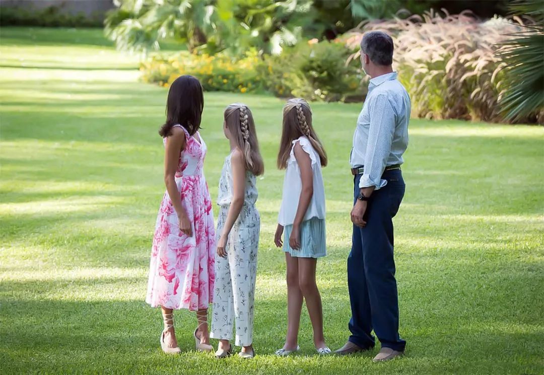 西班牙王室官宣夏日全家福，国王帅王后美，公主独根麻花辫更撩人