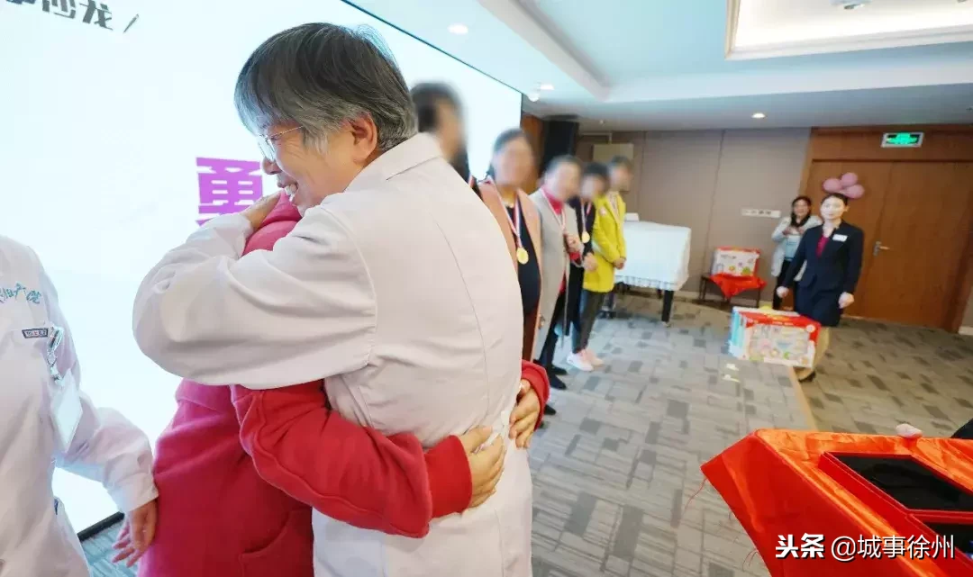 她们泪洒现场,泣不成声,到底是怎么回事?