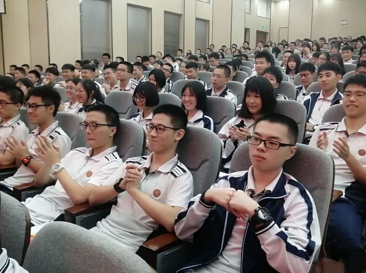 考生被复旦取消学籍，一怒之下将学校告上法庭，网友认为不委屈