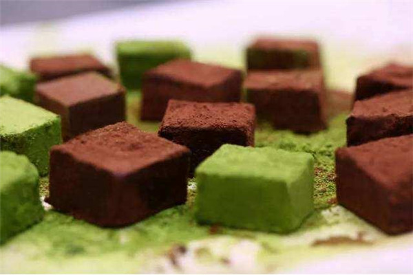 买巧克力先看包装袋，袋子上有这行字的，吃起来健康又放心