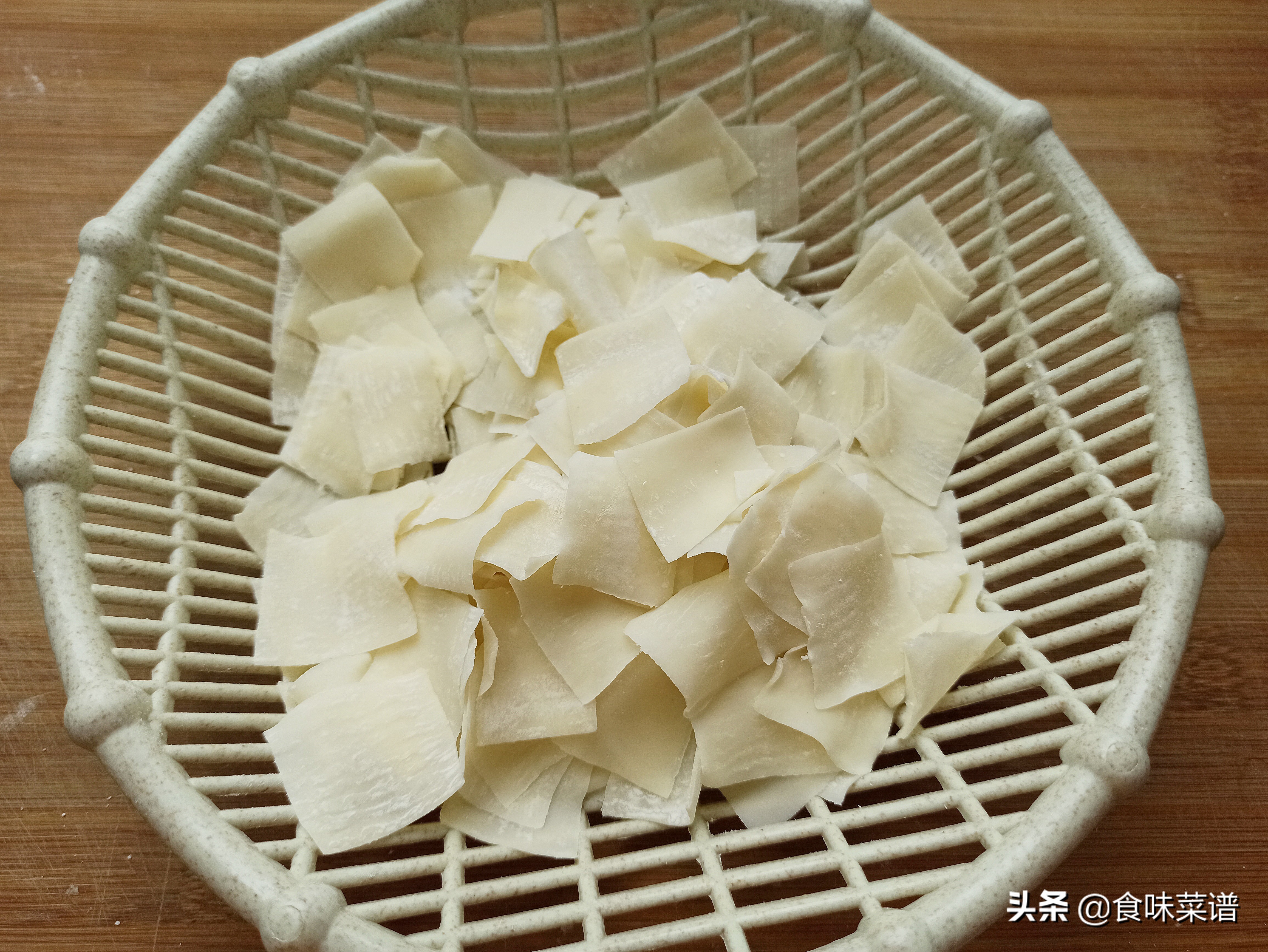 剩下的馄饨皮别浪费，教你一个新吃法，酥脆可口，出锅秒变小零食