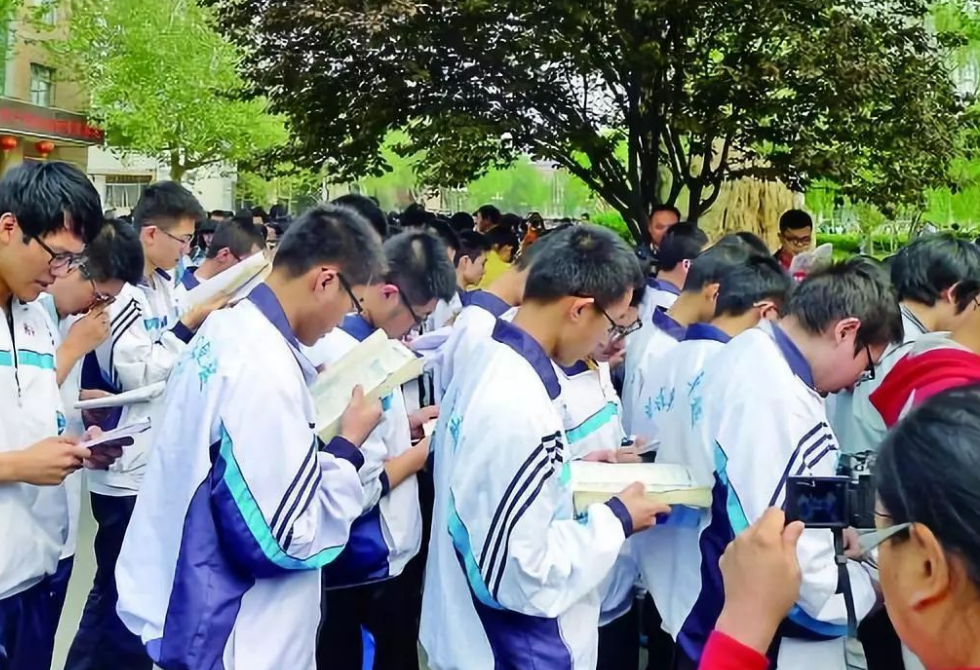 雅礼中学VS衡水中学，前者“尊重个性”，92%一本率78人考清北