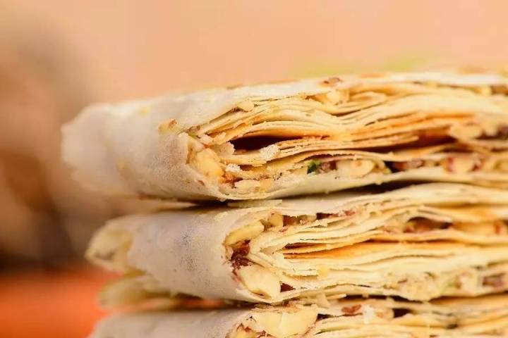 54岁大妈靠摆煎饼摊月入10万，同样是摆摊，大妈究竟赢在哪
