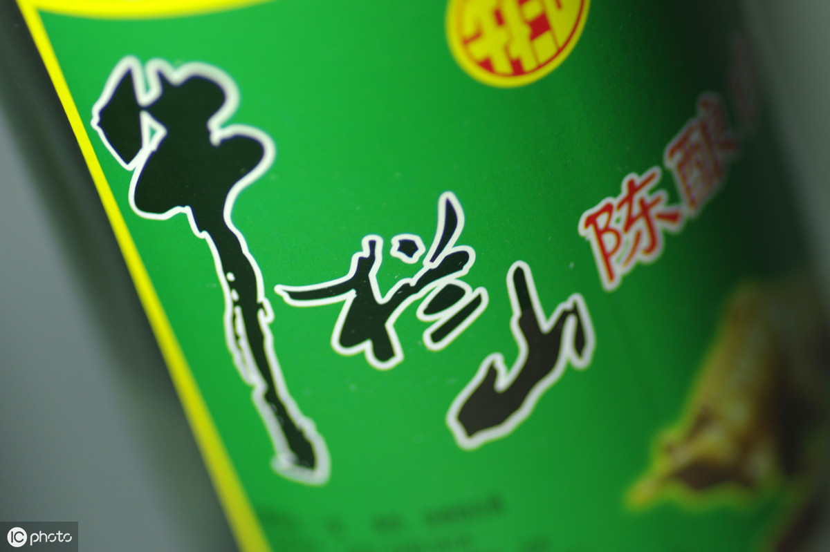 明明是酒精勾兑酒为什么标注“陈酿”？15元一瓶牛栏山二锅头喝的人还不少