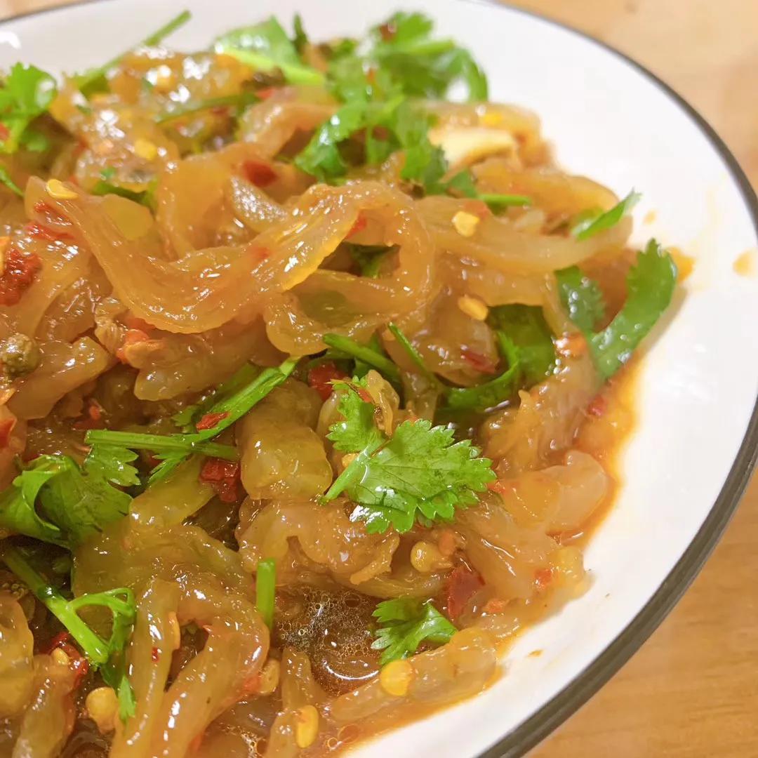 凉拌海蜇皮,那个脆劲啊!上头