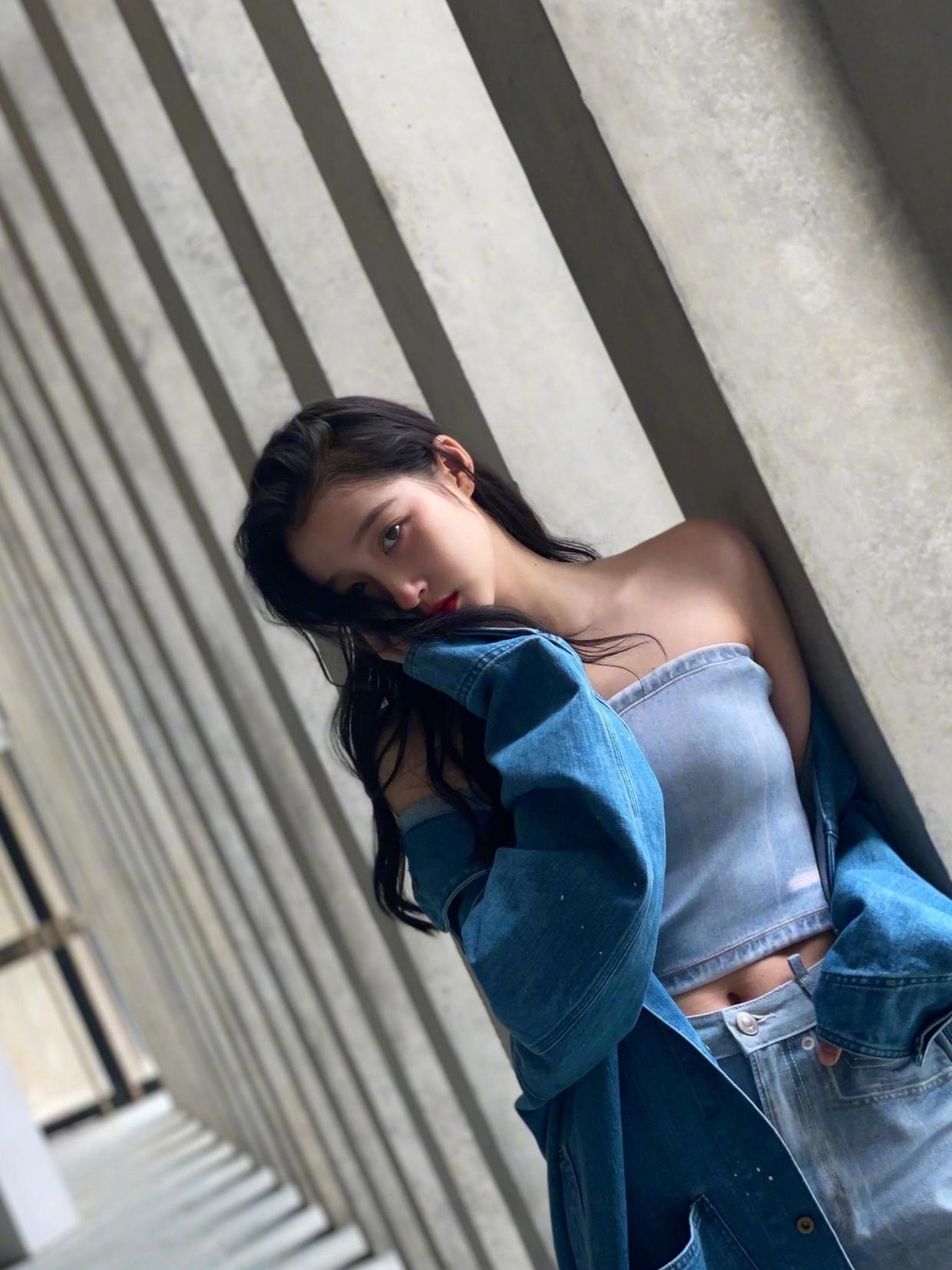 "关晓彤"风格大变!穿抹胸配牛仔裤秀好身材,波浪卷发型太妩媚