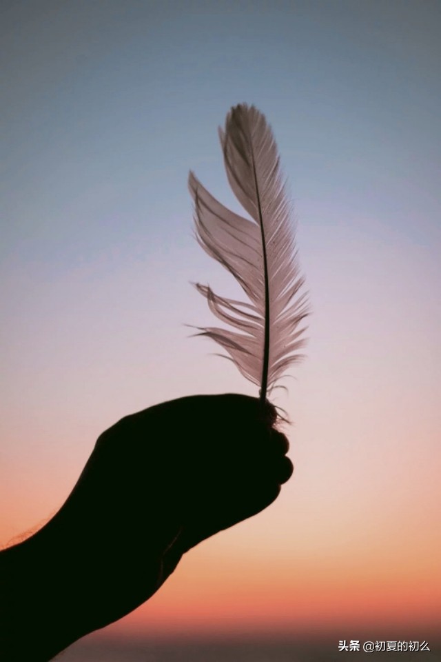 说穿心思的伤感句子 | 我徘徊在街上的等待，却找不回曾经的过往