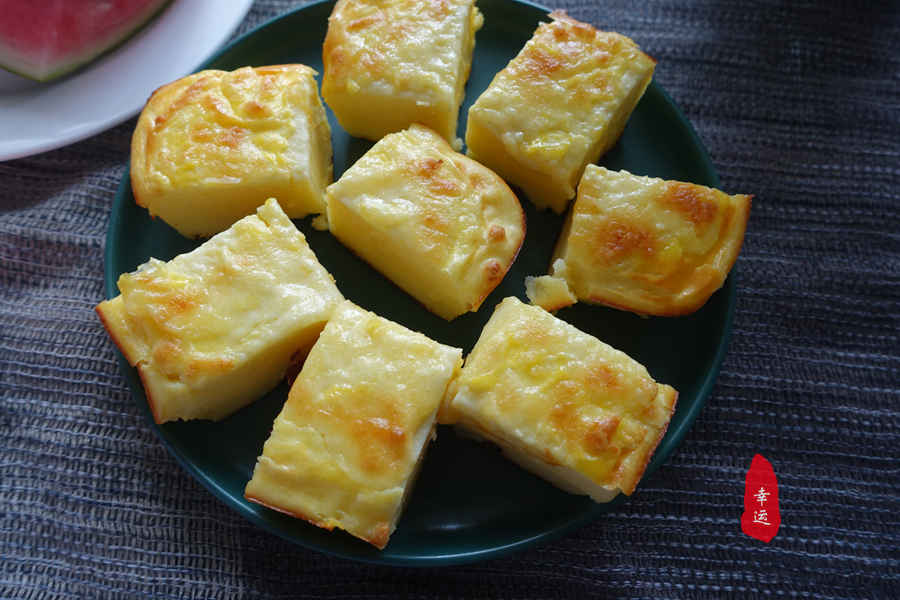 鸡蛋糕金黄诱人色泽漂亮，口感细腻柔滑，当早餐大受家人的喜爱