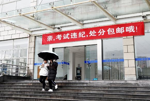 学校打野战图片大全（各国学校的防学生作弊手段）