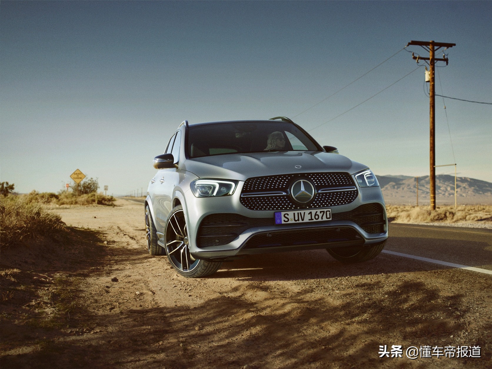 新车 </p><p>　　 约合人民币55.8万元起售，新款奔驰GLE发布，宝马X5老对手