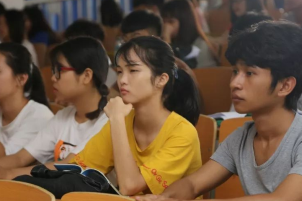 醒醒吧！“沉睡中的大学生”遭人民日报痛斥，你不失业，天理难容