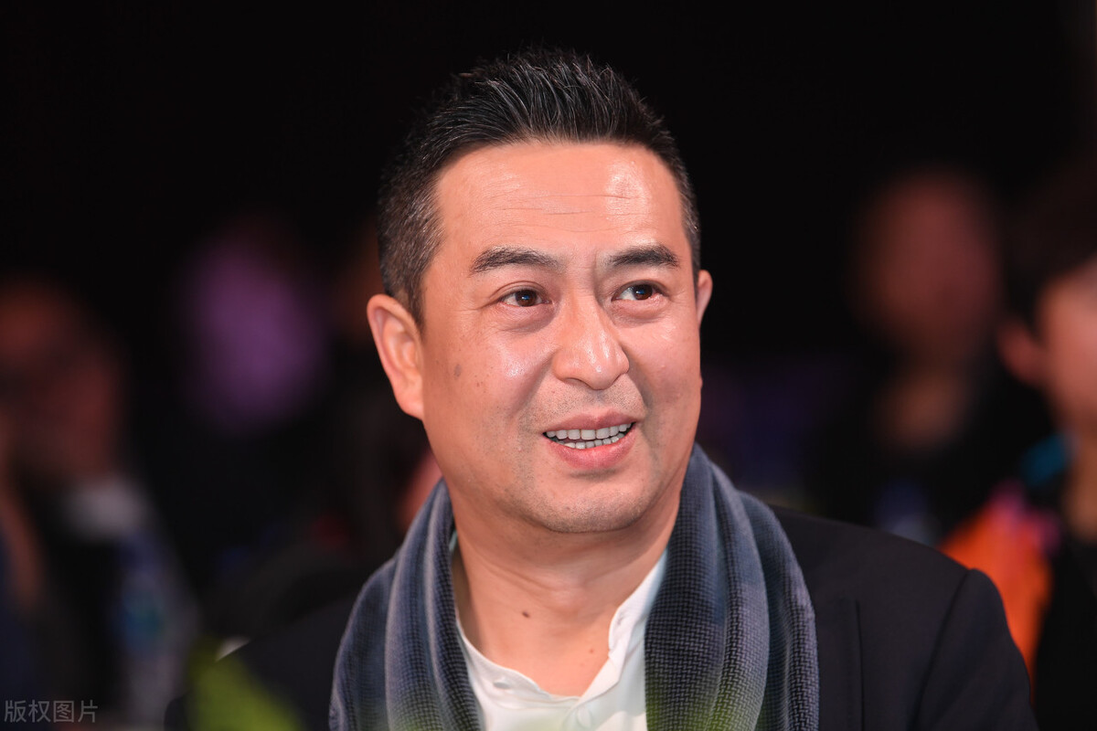 国字脸适合什么发型（国字脸如何留出帅气的小背头发型）