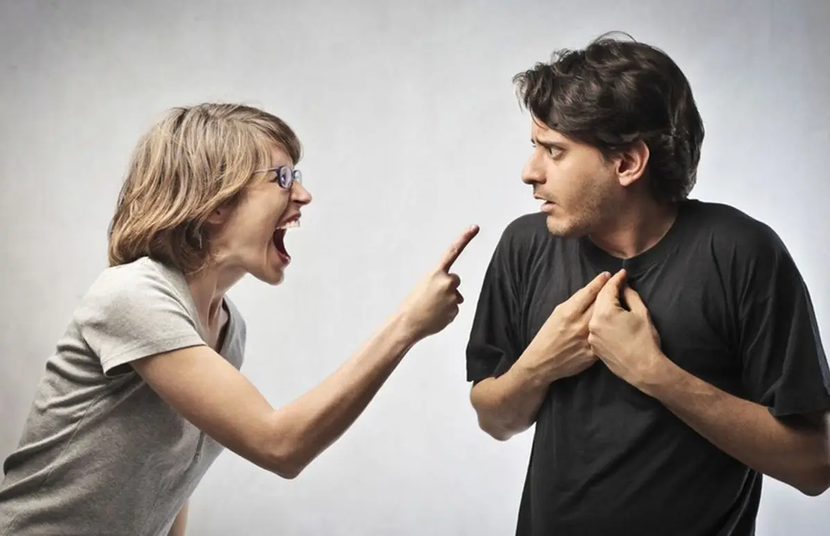 劈腿是啥意思（女友劈腿有哪些征兆）