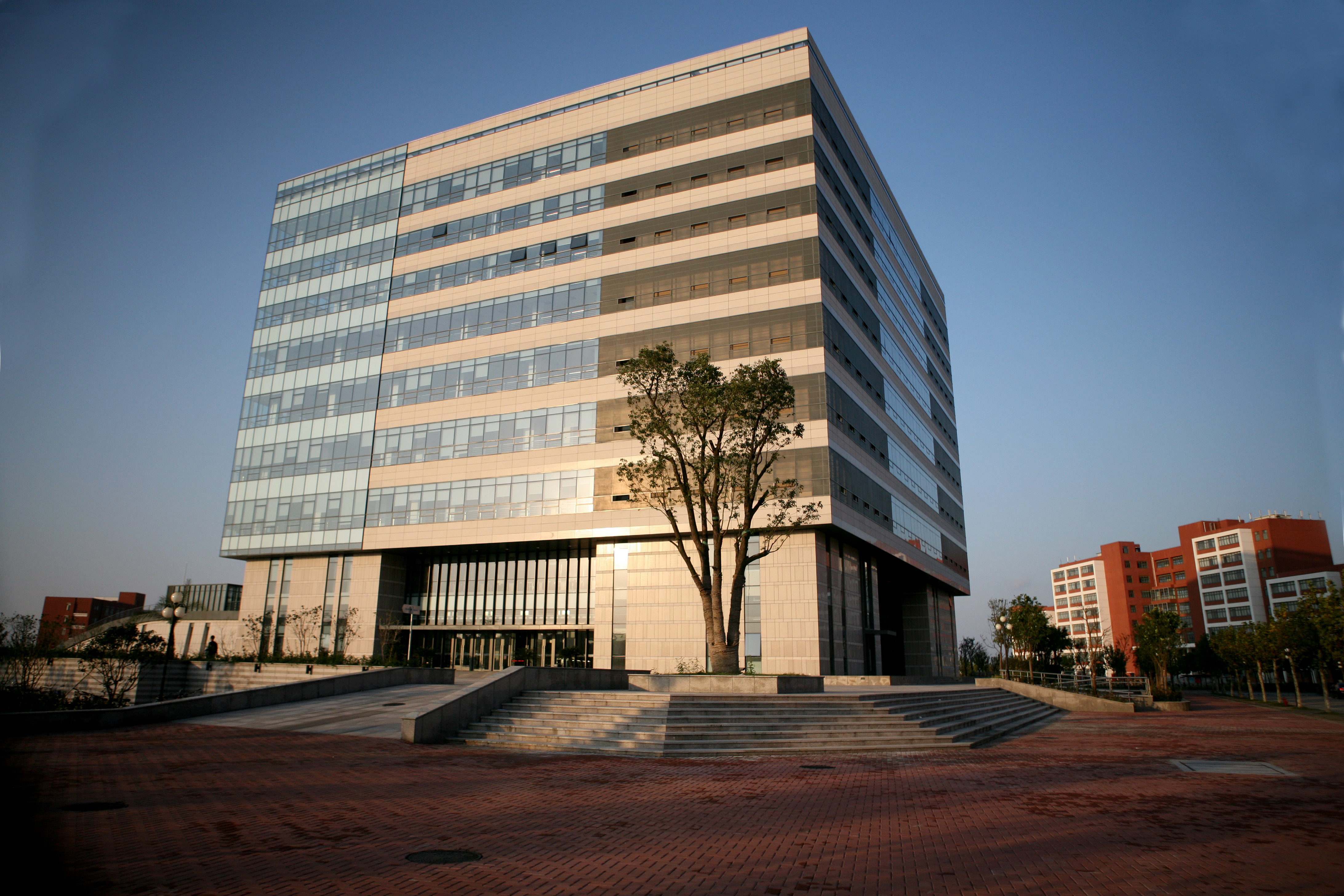 选专业还是选大学：华东理工大学设计专业怎么样，国内位次如何？