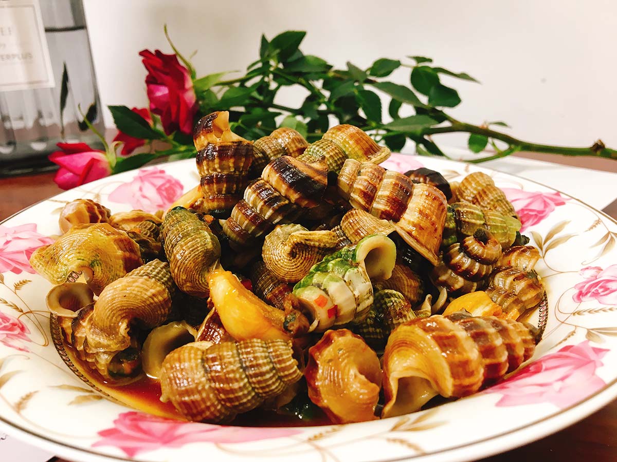 草莓螺是一种野生的海螺,因为长得像草莓,所以被称为草莓螺,普遍的