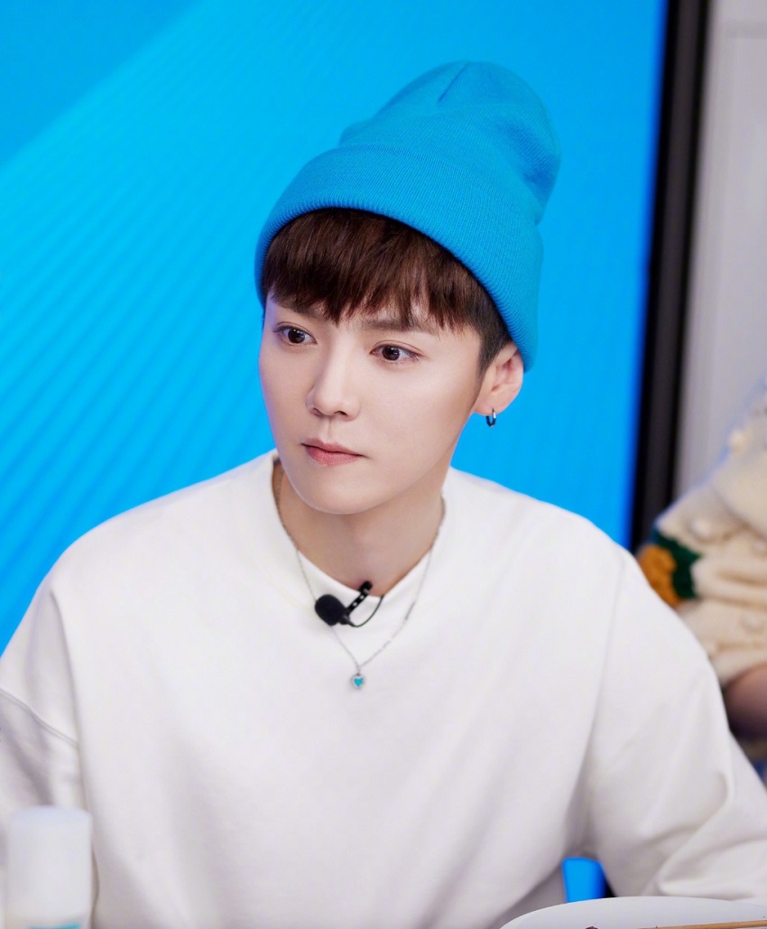 鹿晗晒车内短发自拍,换了个发型像换了个人,少年感扑面而来