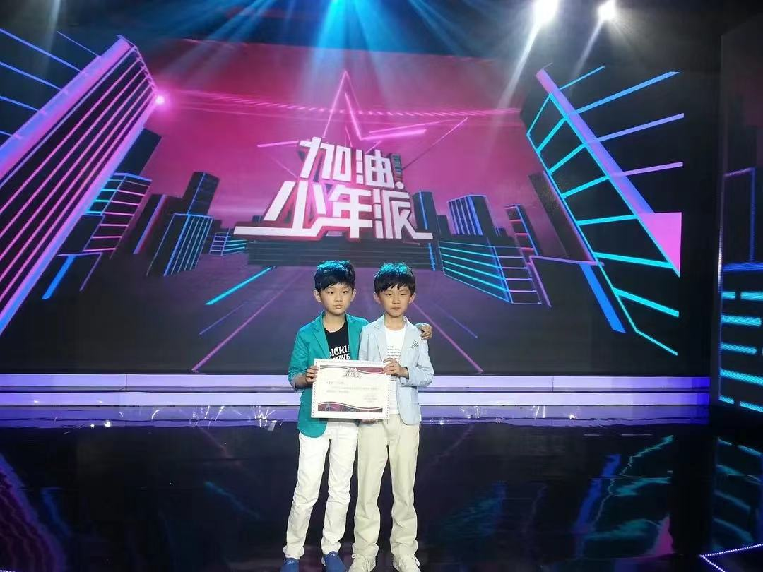 同父母不同命！19岁偶像高考落榜总分307，亲哥已被纽约大学录取