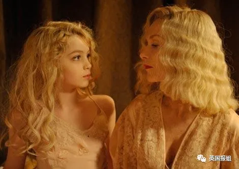 俄国美女从小被“圈养”！父母把她当活娃娃，丰胸细腰拍性感照