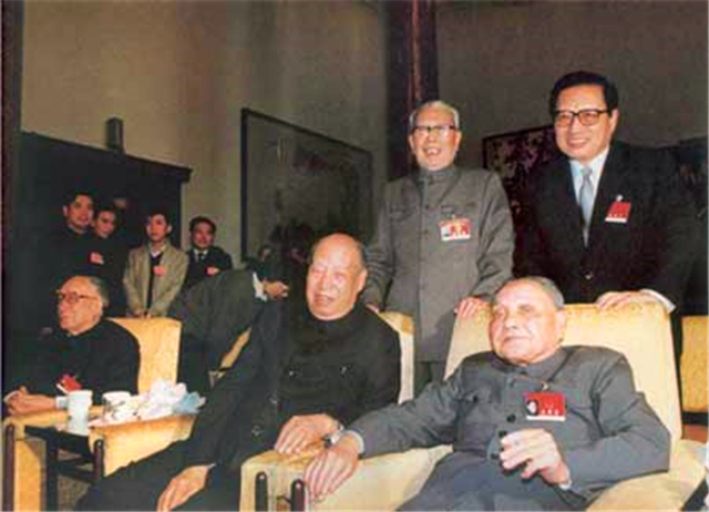 1985年，邓小平百万大裁军的背后深意