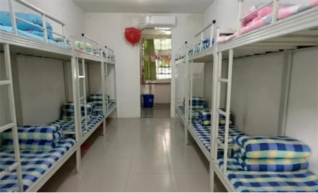 大学最差宿舍？学生自述条件艰苦，评论区沦为“吐槽大会”