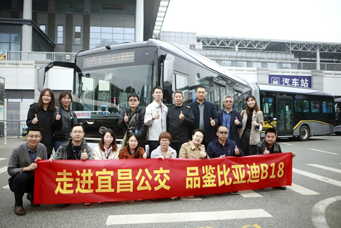 綠色科技，閃耀夷陵 比亞迪國(guó)內(nèi)首批純電動(dòng)鉸接車投運(yùn)宜昌