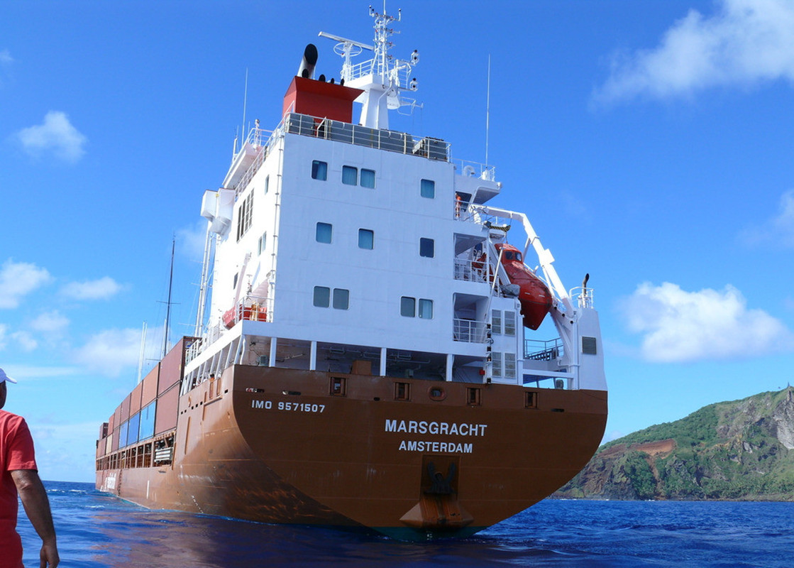 轮船底部为什么要涂成红色?原来作用这么大,会污染海水吗?