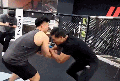 國產肌肉男與健體冠軍「約架」UFC，場面一度有些尷尬