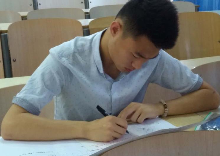 考生500多分上清华，被网友质疑期末会挂科，如今过得让人很羡慕