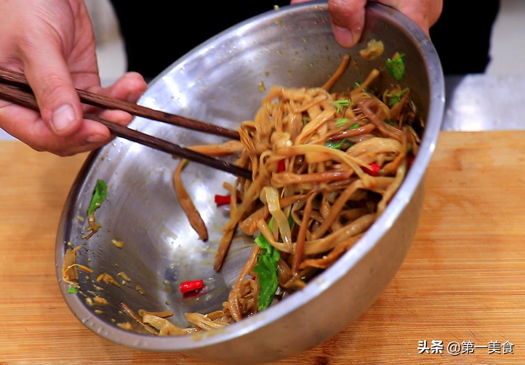 黄花菜不要再做汤了，学会这个凉拌方法，脆嫩爽口，做一盘不够吃